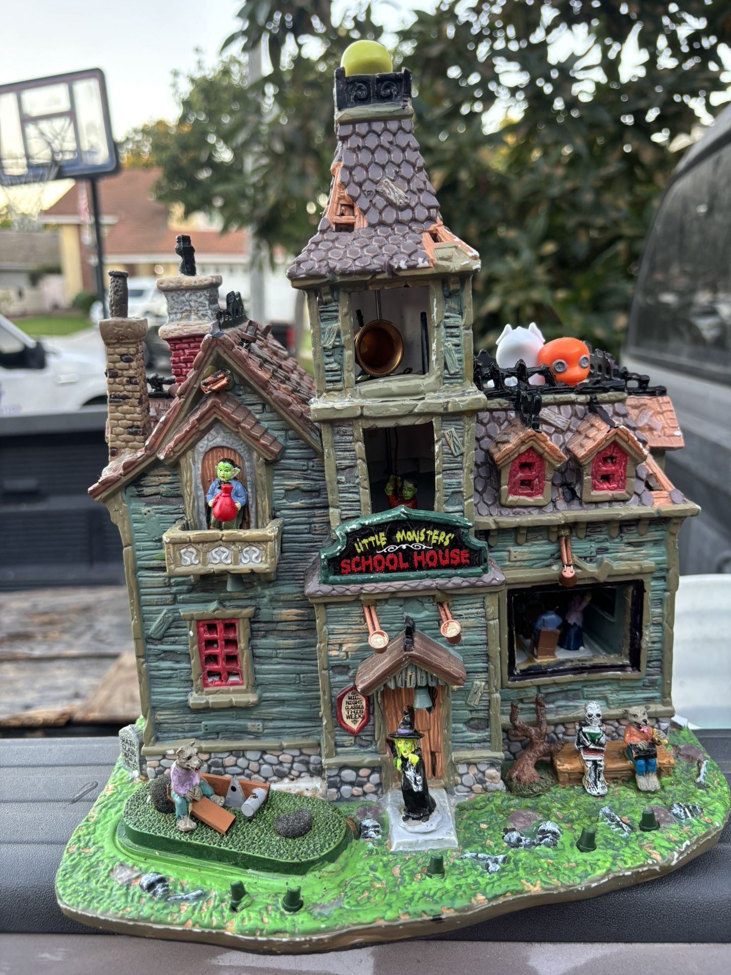 Little monster schoolhouse