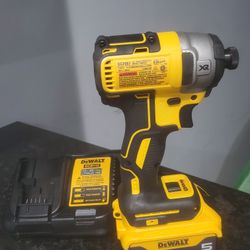 Dewalt Drill, 5 Ah Battery And Charger 12v/20v