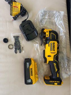 De Walt Multi Tool + 5ah Battery and Charger