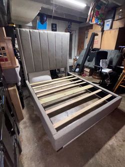 Queen bedframe