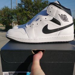 New Air Jordan 1 Mid Men Size 10.5