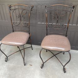 2 Metal Kichen Table Chairs With Seat Cushion Covers