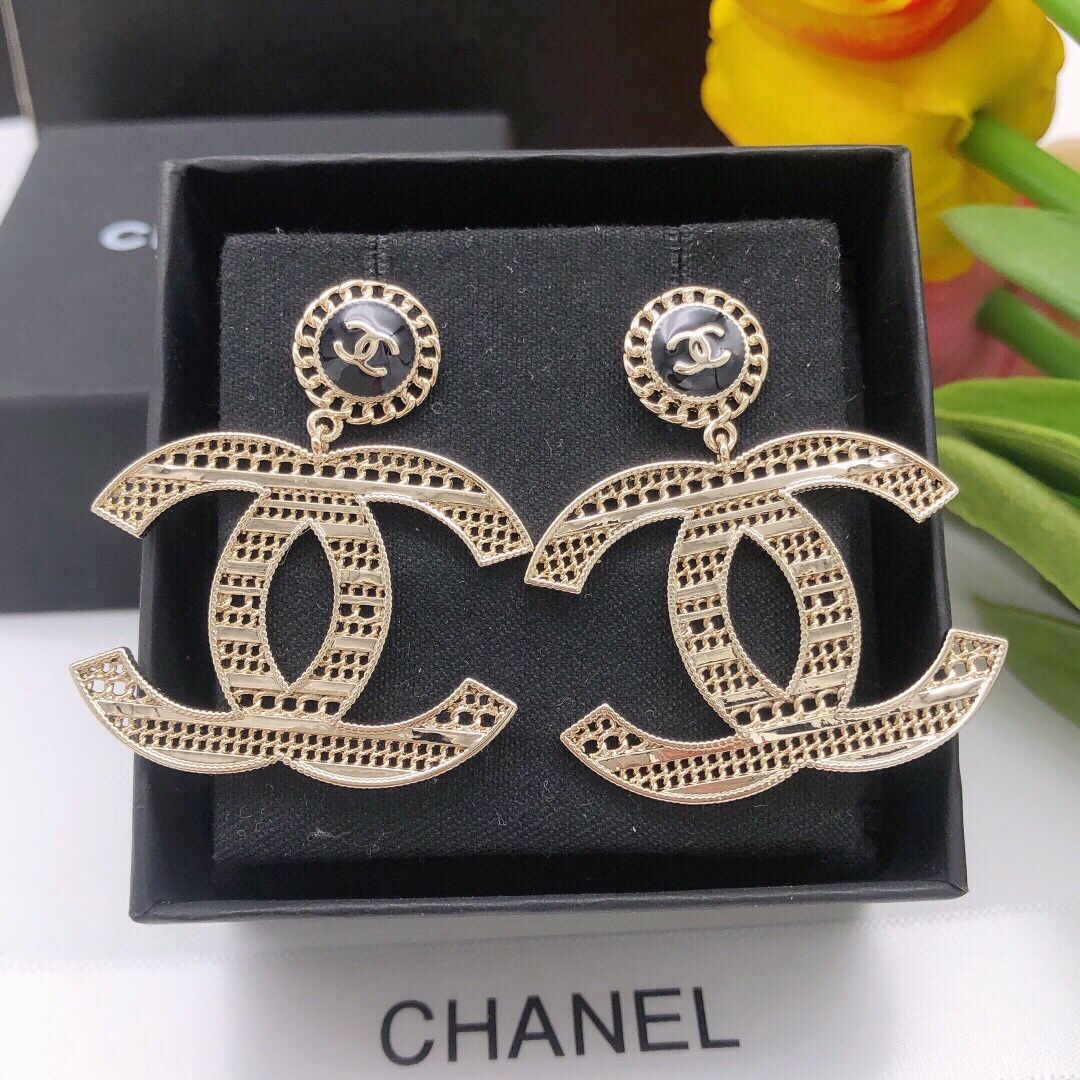 A hollow retro stud earrings