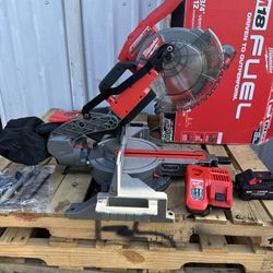 Milwaukee M18 FUEL 18V 10 in. Lithium-lon Brushless Cordless Dual Bevel Sliding Compound Miter Saw Kit with One 8.0 Ah Battery