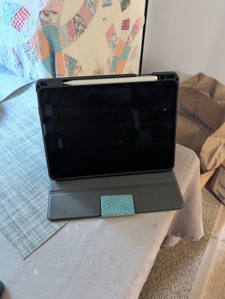 iPad Air. M1. 5th Gen. With Apple Pencil And Case