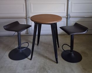PUB TABLE 30"  SET OF 3 PCS ( PUB TABLE  AND 2 BARSTOOLS)💥BRAND NEW NEVER USE 💥