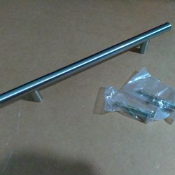 New Top Knobs M431 Hopewell 6-5/16" Center to Center Bar Cabinet Pull - Nickel. Condition is "New". Shipped with USPS First Class.These handles are ne