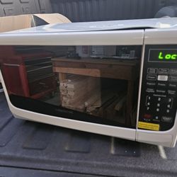 Farberware Classic Countertop Microwave New