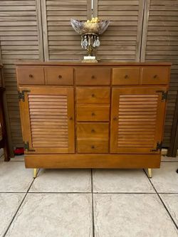 Ethan Allen Sideboard/ buffet/ dresser/ entry table