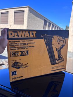 Dewalt 20V MAX XR Cordless 2-1/2 in. 15-Gauge Finish Nailer Kit with 2.0Ah Battery & Charger