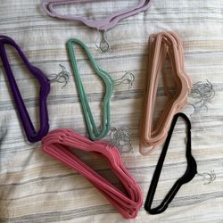 55 Velvet Slim Hangers – Mixed Colors (Non-Slip)