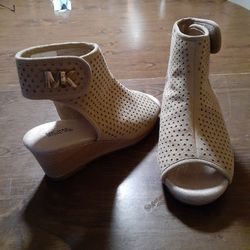 MICHAEL KORS  NEW SHOES SIZE 3.  $40.