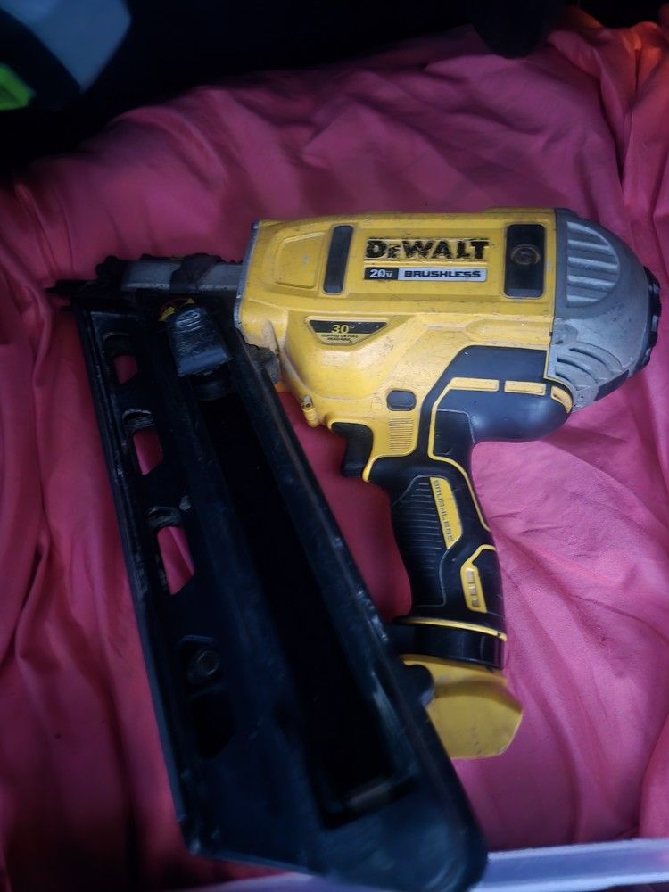 DeWalt DCN692 20V MAX XR Brushless 30° Cordless Paper-Tape Framing Nailer