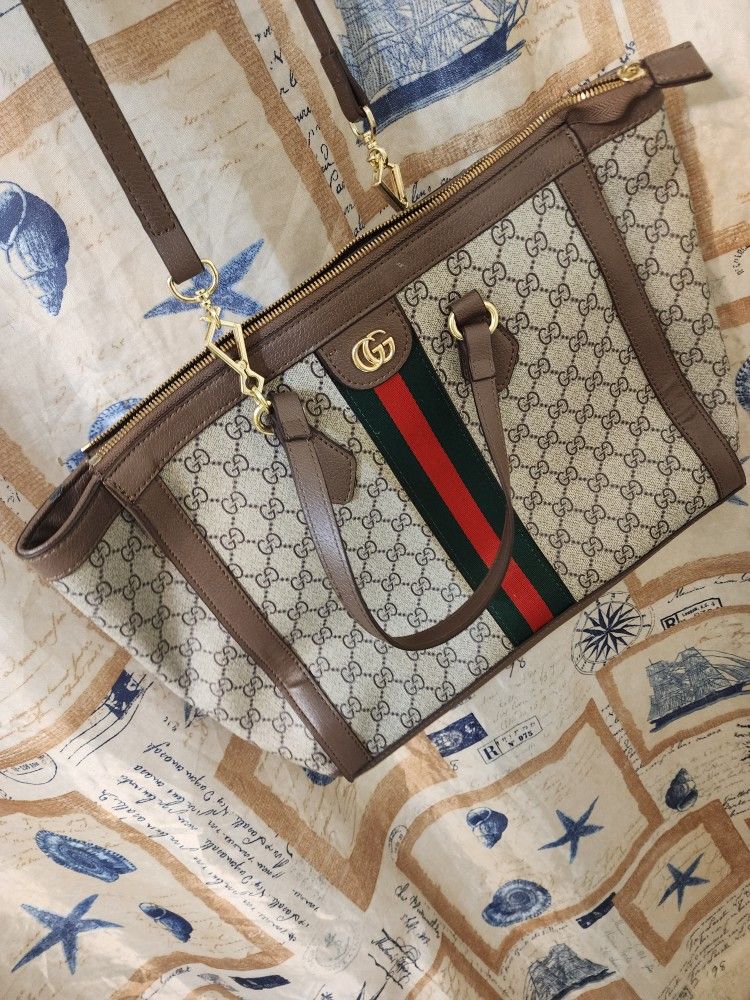 GUCCI
524537 Ophidia GG Medium Tote