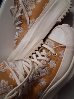 Converse elevated sole chuck Taylor size 8 5 . Cash pick up now in uptown