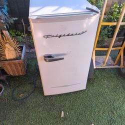 Mini Fridge Frigidaire Semi Nuevo