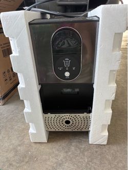 NIB Dispensing Ice Maker