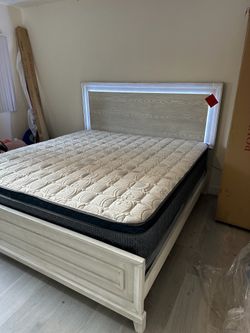 King size bed frame led lights mattress included new in a box.      🔥.     Cama king size con Luz led. Colchon incluido Nueva en Caja