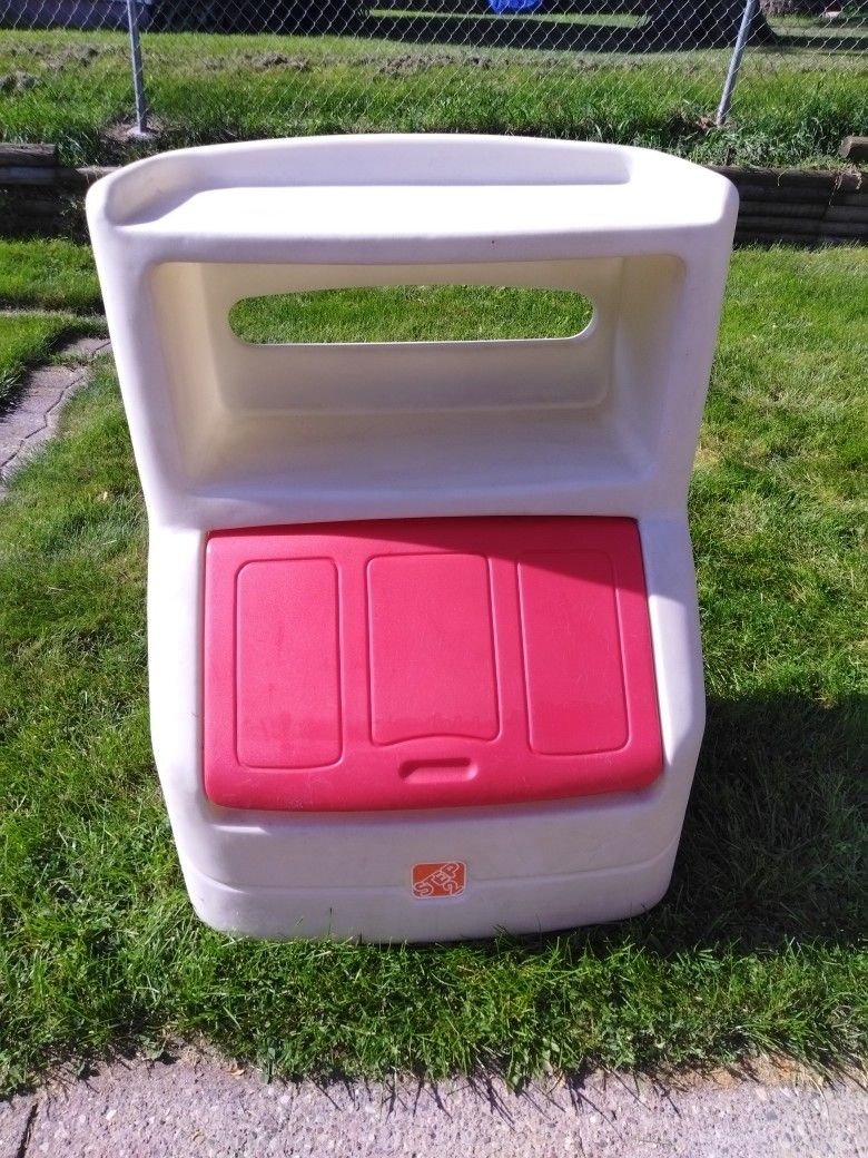 Step 2 Lift And Hide Bookcase/Storage Chest/Toy Box