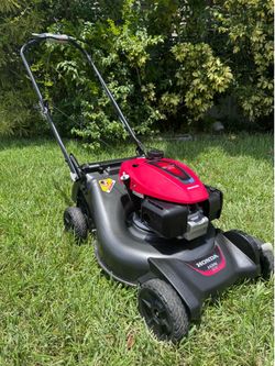 LIKE NEW HONDA HRN 216/170 CC STILL AVAILABLE. DO NOT LOSE YOUR ALMOST LAST CHANCE TO GET THIS BEAUTIFUL SELF-PROPELLED WITH DOUBLE BLADES CUTTING PER
