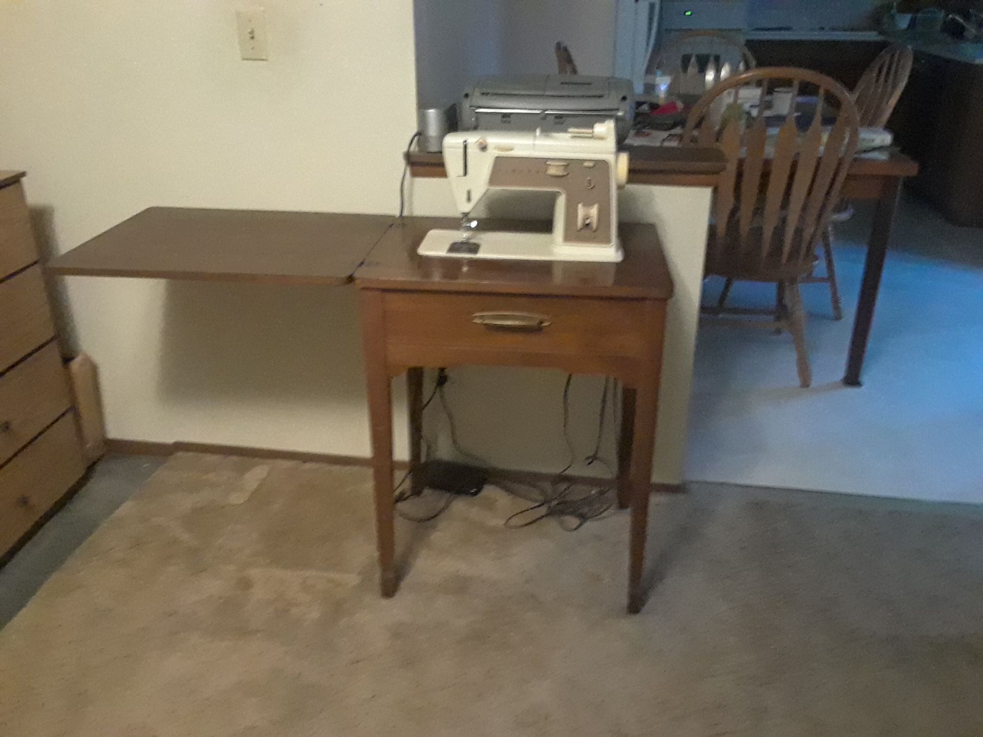 Sewing Machine with Table and set of scissors