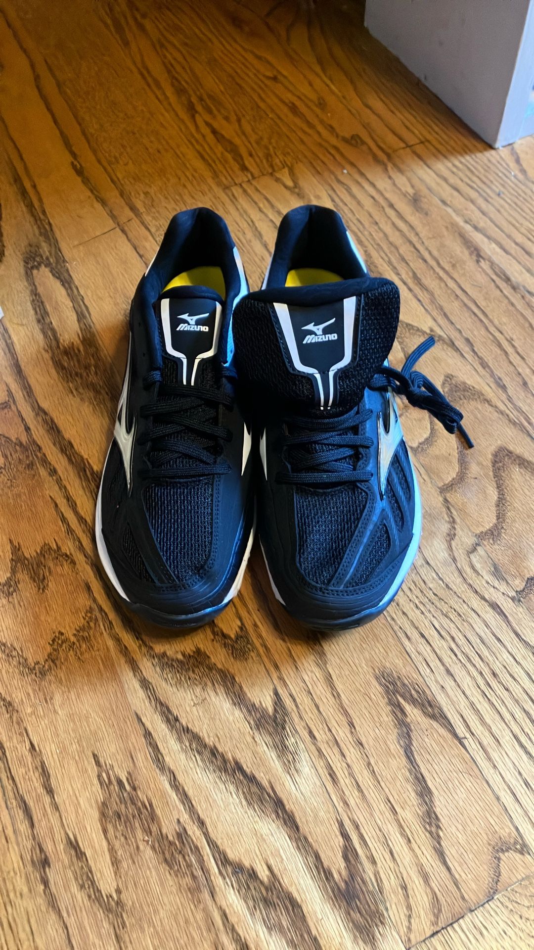 MIZUNO Players Trainers Shoes NEW!