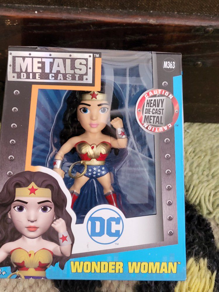 DC Comics Wonder Woman RETIRED Metal Die-Cast Collectible Figure