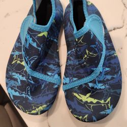 BOYS WATER SHOES SIZE 10 SEE DESCRIPTION