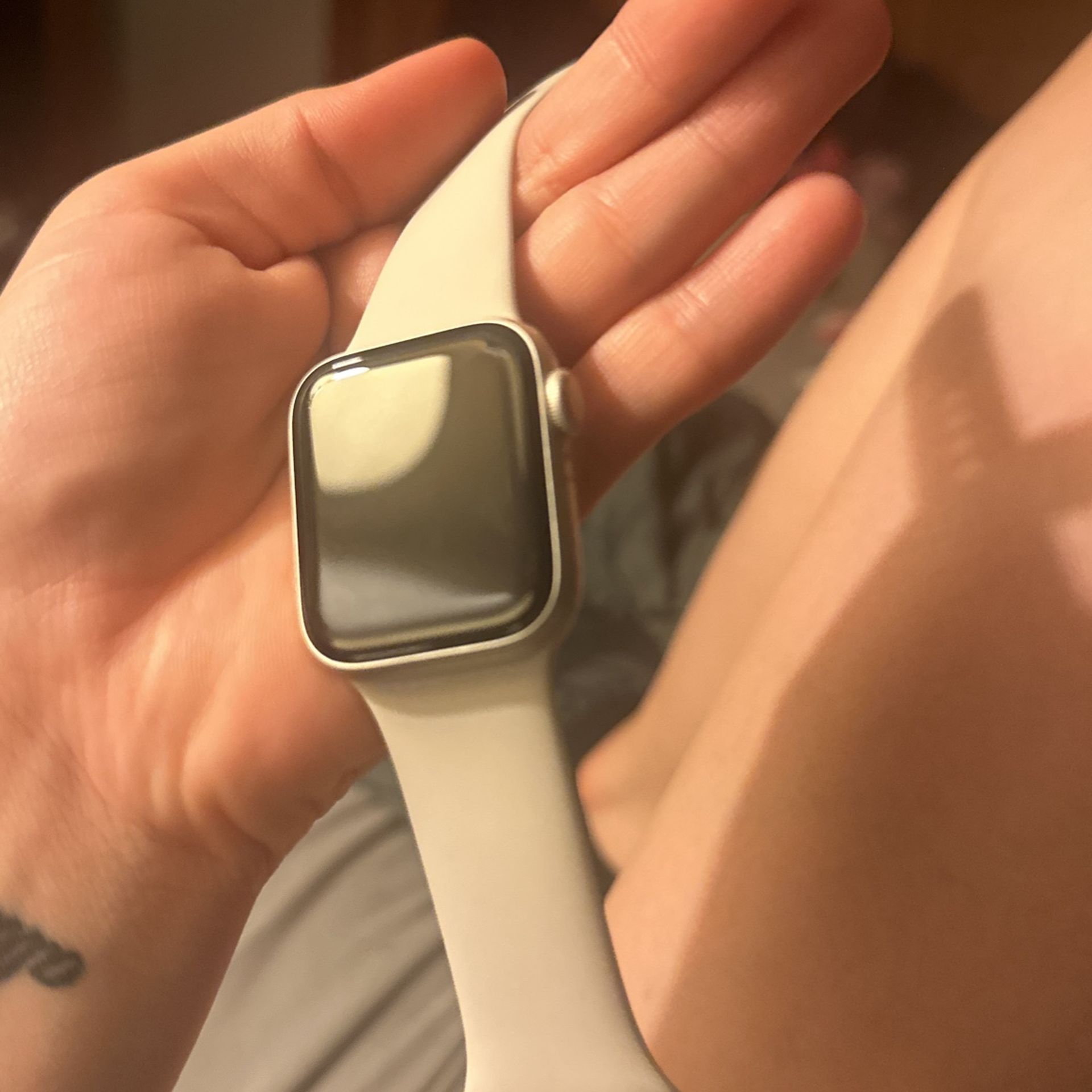 Apple Watch SE 2nd gen  (color Is Starlight)