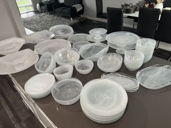 Dinnerware Sets. Clear And White Plates Set. White tablecloth and White And Black napkins. Black And Grey napkins Under plates