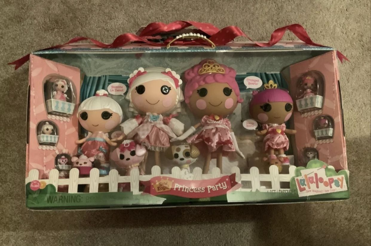 New In Box Lalaloopsy Sew royal Princess Party 8 pack, in reuseable Castle, Lalaloopsy