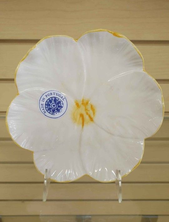 Ceramic Flower Shape Plate - $6.99 ( NEW ) 8 inches. yellow