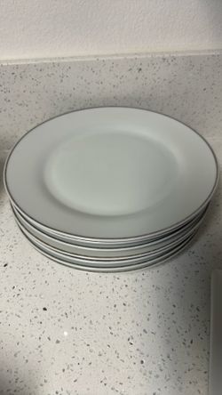 Dishware/ dinner plates