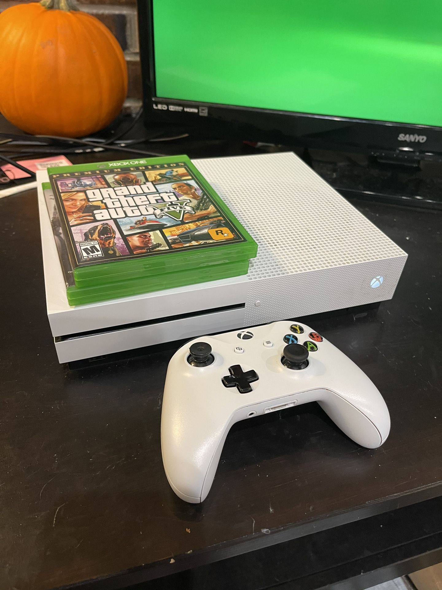 Xbox One S 500GB Bundle With Games, Controllers, & Accessories for Sale in  Renton, WA - OfferUp