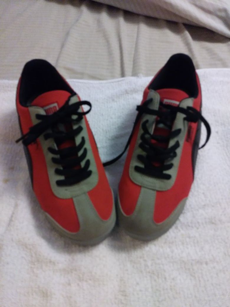 Size 5.5Y pumas in excellent condition.