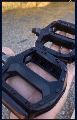 GT BLACK PEDALS 1/2