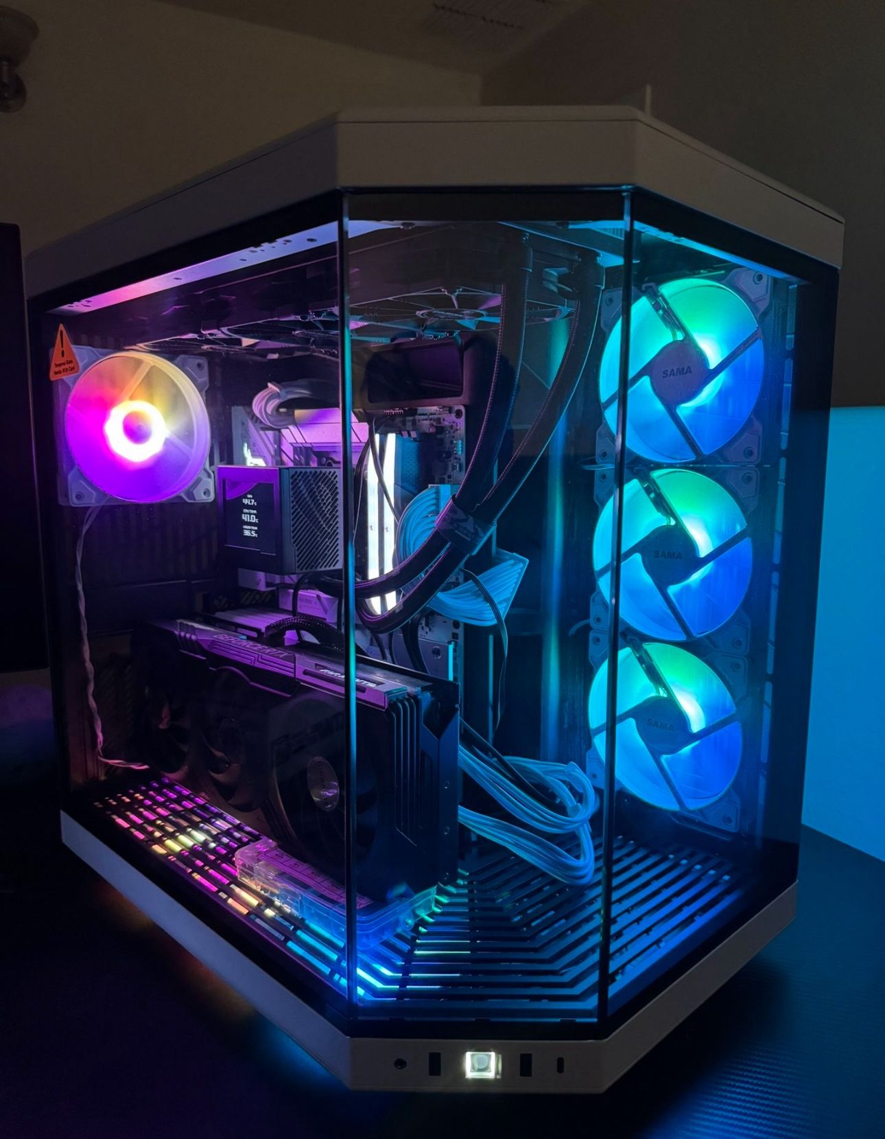 Sellling PC -Hyte Y70 White/black RGB