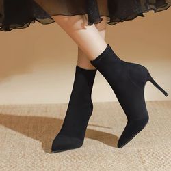 Black Velvet Boot, Size 6. 
