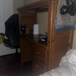 GREAT wooden Gaming Desk 47x20 With 3 Drawers In Great Condition And Negotiable Price 