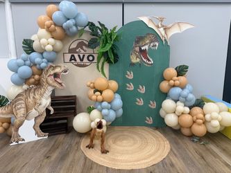 Dinosaur party decor and Ballons