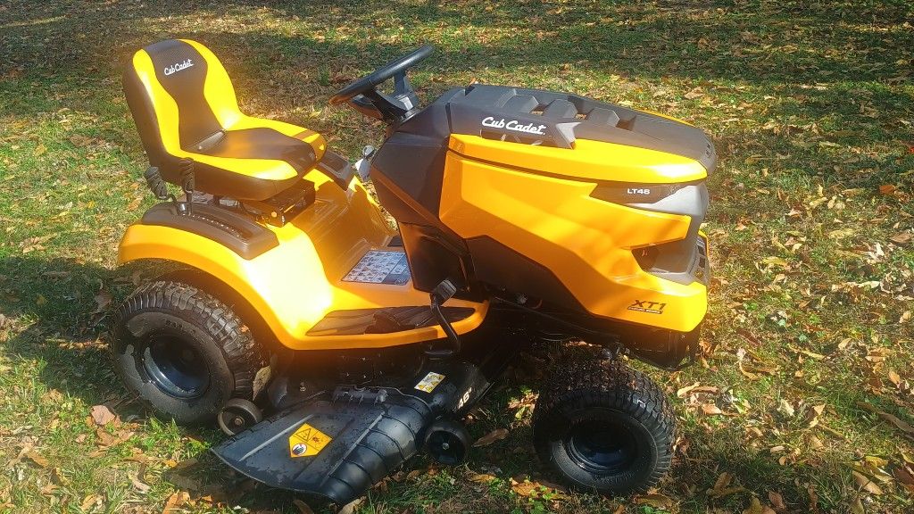 Like New Cub cadet LT46 XT1