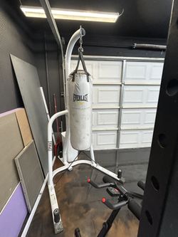 Everlast Heavy Bag And Stand