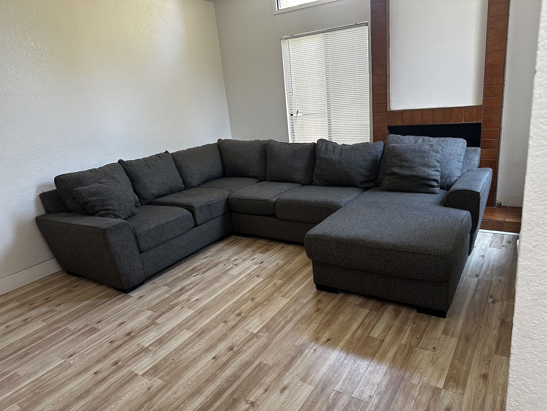 🛋️ Grey Sectional Sofa – Clean, Comfortable, and Stylish! – $450 (Pickup Only)