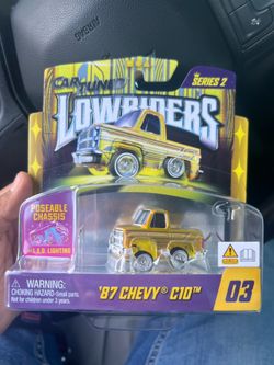 Car Tuned LOWRIDERS 87 Chevy C10