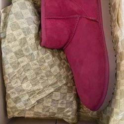 New Woman’s Ugg Magenta Pink Short Boots S/N 5854 Sheepskin Wool Inside Size 11