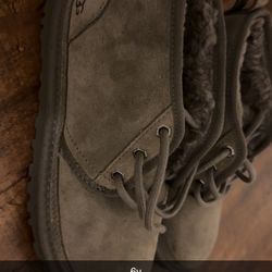 Size 6y Kids Gray Uggs  