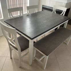 Beautiful 6-Piece Wooden Dining Room in White and Gray, Includes the Table, 4 Chairs and a Bench 🍽️