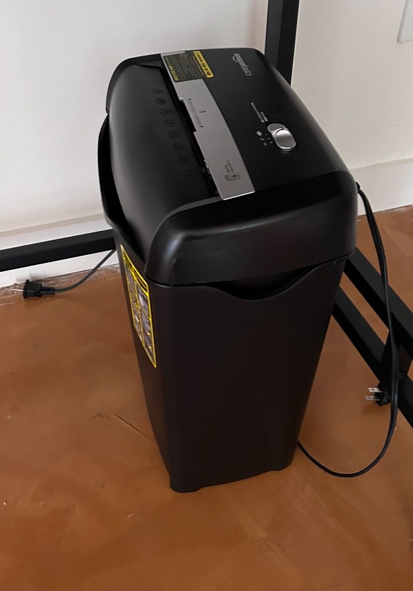 Amazon Basics Paper Shredder
