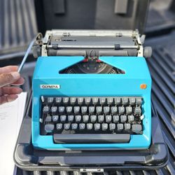 70's Vintage Typewriter 