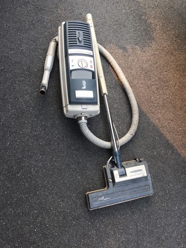 CANISTER VACUUM CLEANER ELECTROLUX 2100 VACUUM CLEANER for Sale in East Hanover, NJ OfferUp